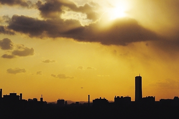 포토 JPG 구름 실루엣 나라 아시아 자연 하늘 서울 한국 풍경 빌딩 사람없음 야외 건물 도시풍경 일출 노을 고층빌딩 어둠 일몰 도시 63빌딩 지명 국내포토 자연요소 건축물 촬영기법 생태계 랜드마크 파일형식