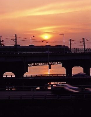 포토 JPG 나라 아시아 육상교통 교통수단 야경 가로등 교통시설 자동차 자연현상 자연 대중교통 서울 한국 사람없음 야외 강 도시풍경 태양 노을 일몰 도시 전철 한강 여러대 철교 가교 지명 국내포토 자연요소 건축물 공공시설 다수 교통 풍경 다리_건축물 야간 시설 생태계 랜드마크 파일형식 풍경_경치
