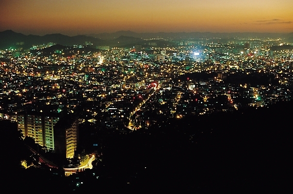 포토 JPG 야경 자연현상 자연 산 서울 빌딩 사람없음 야외 건물 빛 하이앵글 도시풍경 노을 어둠 일몰 도시 저녁 국내포토 자연요소 건축물 뷰포인트 한국 풍경 야간 생태계 파일형식 풍경_경치