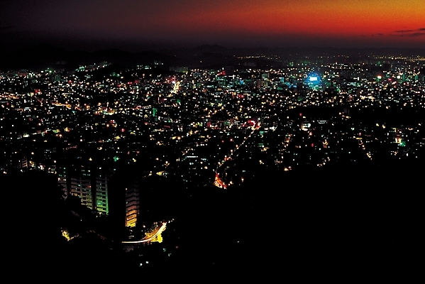 포토 JPG 야경 자연현상 자연 서울 빌딩 사람없음 야외 건물 빛 하이앵글 도시풍경 노을 어둠 일몰 도시 저녁 국내포토 자연요소 건축물 뷰포인트 한국 풍경 야간 생태계 파일형식 풍경_경치