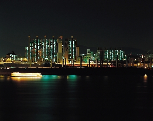 포토 JPG 나라 아시아 교통수단 수상교통 야경 자연 아파트 서울 한국 빌딩 사람없음 야외 강 도시풍경 어둠 도시 한척 저녁 유람선 한강 지명 국내포토 1 교통 배_교통 주택 풍경 건물 야간 생태계 랜드마크 파일형식 풍경_경치