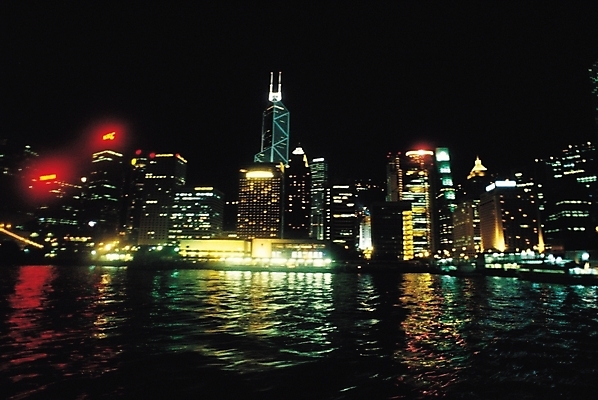 포토 JPG 주간 해외풍경 교통수단 수상교통 야경 자연 빌딩 사람없음 야외 빛 강 도시풍경 고층빌딩 도시 저녁 유람선 국내포토 자연요소 해외 교통 배_교통 풍경 건물 야간 생태계 파일형식 풍경_경치