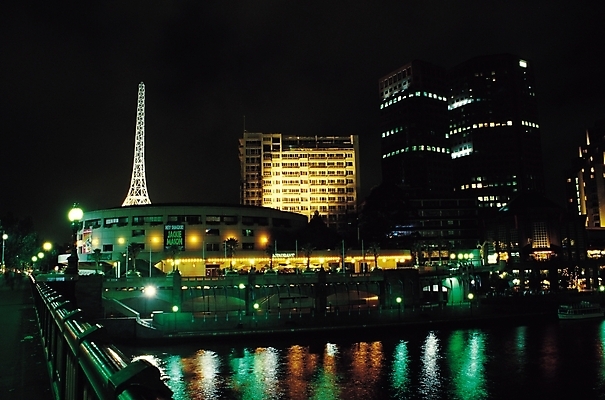 포토 JPG 해외풍경 건축 교통수단 수상교통 야경 가로등 난간 자연 조명 물그림자 빌딩 사람없음 야외 건물 빛 강 도시풍경 탑 고층빌딩 어둠 도시 저녁 철탑 선박 국내포토 해외 건축물 공공시설 교통 그림자 풍경 야간 생태계 파일형식 풍경_경치