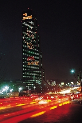 포토 JPG 해외풍경 건축 도로 육상교통 교통수단 야경 가로등 자동차 자연 빌딩 사람없음 야외 건물 빛 도시풍경 고층빌딩 어둠 차도 도시 표지판 저녁 여러대 옥외광고 국내포토 해외 건축물 공공시설 길 다수 교통 교통시설 알림판 풍경 야간 생태계 파일형식 풍경_경치