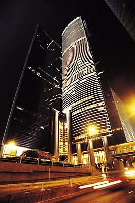 포토 JPG 나무 식물 해외풍경 건축 도로 로우앵글 야경 가로등 난간 자연 빌딩 사람없음 야외 건물 빛 도시풍경 고층빌딩 어둠 차도 도시 저녁 국내포토 해외 건축물 공공시설 길 뷰포인트 교통시설 풍경 야간 생태계 파일형식 풍경_경치