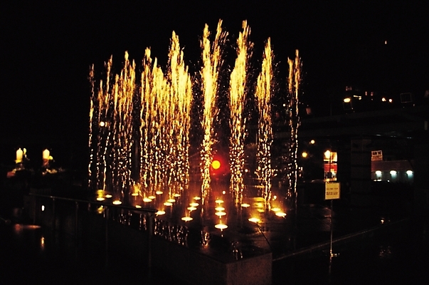 포토 JPG 해외풍경 야경 자연 조명 물줄기 사람없음 야외 빛 도시풍경 어둠 도시 저녁 분수 분수대 분수_분수대 국내포토 해외 풍경 물 야간 생태계 파일형식 풍경_경치