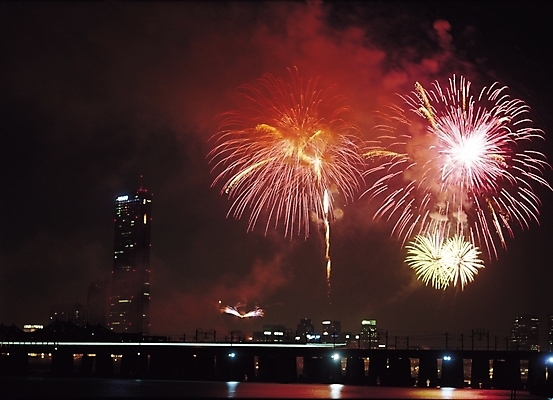 포토 JPG 야경 서울 한국 폭죽 불꽃놀이 빌딩 사람없음 야외 건물 강 도시풍경 고층빌딩 축제 어둠 도시 저녁 한강 63빌딩 가교 국내포토 건축물 아시아 놀이 풍경 야간 랜드마크 파일형식 풍경_경치
