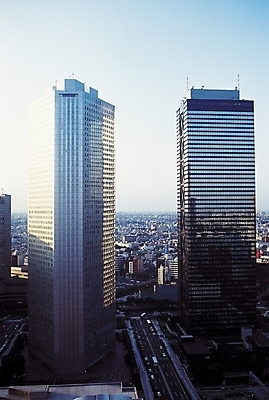 포토 JPG 주간 해외풍경 건축 도로 육상교통 교통수단 창문 자동차 자연 풍경 빌딩 사람없음 야외 건물 도시풍경 반사 고층빌딩 차도 도시 여러대 차선_도로 국내포토 자연요소 해외 건축물 길 다수 교통 교통시설 생태계 파일형식