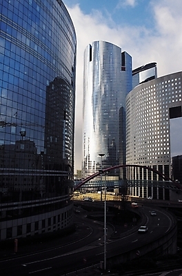 포토 JPG 주간 구름 해외풍경 건축 도로 육상교통 교통수단 창문 자동차 자연 하늘 풍경 빌딩 사람없음 야외 건물 도시풍경 반사 고층빌딩 차도 도시 고가도로 아치 여러대 가교 차선_도로 국내포토 자연요소 해외 건축물 길 다수 교통 교통시설 고속도로 생태계 파일형식