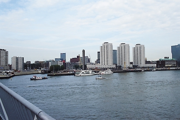 포토 JPG 주간 구름 해외풍경 건축 교통수단 수상교통 난간 자연 하늘 풍경 빌딩 사람없음 야외 건물 강 도시풍경 항구 고층빌딩 도시 유람선 선박 국내포토 자연요소 해외 건축물 교통 배_교통 교통시설 생태계 파일형식
