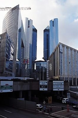 포토 JPG 주간 구름 해외풍경 현대건축 건축 도로 육상교통 교통수단 창문 자동차 자연 하늘 그림자 풍경 빌딩 사람없음 야외 건물 도시풍경 반사 고층빌딩 트럭 도시 표지판 도로표지판 타워크레인 지하도 국내포토 자연요소 해외 건축물 길 교통 교통시설 알림판 보행로 기중기 생태계 파일형식