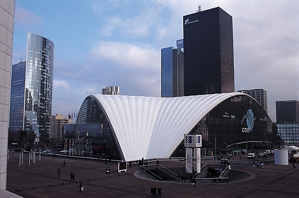 포토 JPG 주간 구름 해외풍경 건축 자연 하늘 풍경 빌딩 여러명 야외 건물 도시풍경 고층빌딩 도시 광장 돔 국내포토 자연요소 해외 건축물 다수 사람 생태계 파일형식