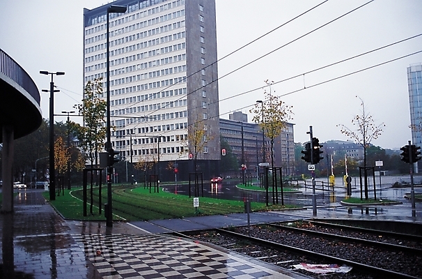포토 JPG 주간 나무 식물 해외풍경 시설물 현대건축 건축 도로 길 육상교통 교통수단 가로등 자동차 자연 풍경 빌딩 사람없음 야외 건물 도시풍경 기찻길 차도 전선 도시 신호등 철도의날 국내포토 자연요소 해외 건축물 공공시설 교통 교통시설 생태계 파일형식 법정기념일