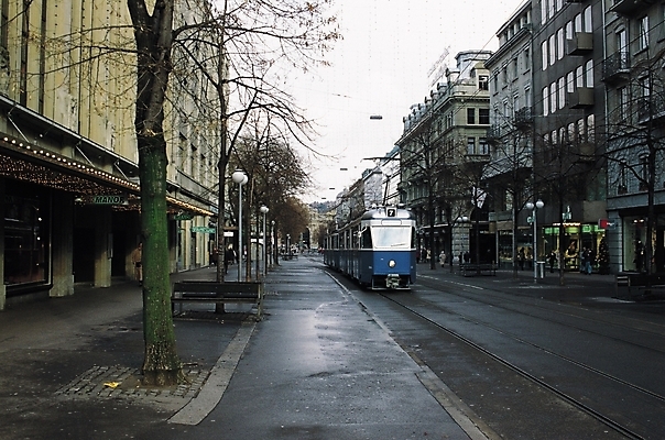포토 JPG 주간 나무 식물 해외풍경 건축 도로 교통수단 한대 가로등 벤치 의자 교통시설 자연 거리 대중교통 풍경 여러명 야외 건물 도시풍경 상점 기찻길 도시 보행자 전차 주택가 철도의날 국내포토 자연요소 1 해외 건축물 공공시설 길 육상교통 가구 다수 교통 사람 시설 생태계 파일형식 법정기념일
