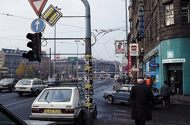 포토 JPG 주간 나무 식물 해외풍경 도로 육상교통 교통수단 교통 자동차 자연 거리 간판 풍경 여러명 야외 건물 도시풍경 차도 도시 표지판 보행자 신호등 도로표지판 여러대 차선_도로 국내포토 자연요소 해외 건축물 길 다수 교통시설 알림판 사람 생태계 파일형식