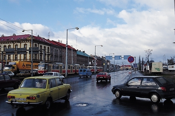 포토 JPG 주간 나무 식물 구름 해외풍경 도로 육상교통 교통수단 교통 가로등 자동차 자연 하늘 버스 대중교통 풍경 사람없음 야외 건물 도시풍경 차도 트럭 도시 표지판 도로표지판 여러대 국내포토 자연요소 해외 건축물 공공시설 길 다수 교통시설 알림판 생태계 파일형식