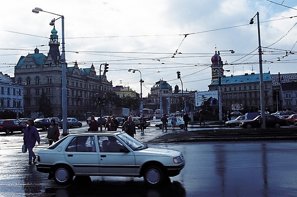 포토 JPG 주간 구름 해외풍경 건축물 건축 도로 육상교통 교통수단 교통 가로등 교통시설 자동차 자연 하늘 간판 풍경 여러명 야외 건물 도시풍경 차도 전선 도시 보행자 횡단보도 여러대 건너기 국내포토 자연요소 해외 공공시설 길 다수 모션 사람 보행로 시설 생태계 파일형식