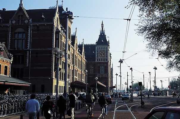 포토 JPG 주간 해외풍경 건축물 건축 육상교통 교통수단 가로등 자동차 자연 거리 사람 풍경 여러명 야외 건물 도시풍경 자전거 기찻길 도시 보행자 승차 시계탑 자전거주차장 국내포토 자연요소 해외 공공시설 다수 교통 모션 탑 바이크 생태계 주차장 파일형식