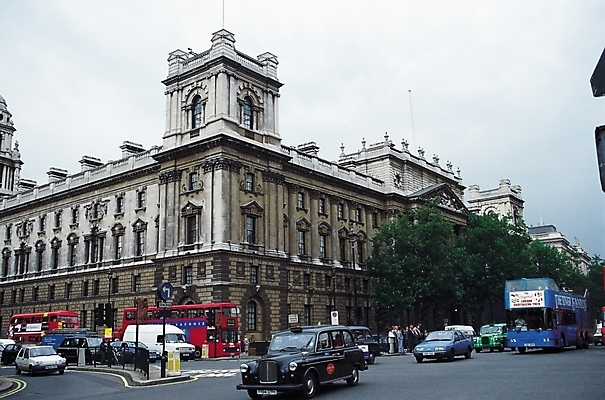 포토 JPG 주간 나무 식물 시설물 건축물 건축 유럽 도로 육상교통 교통수단 여행 교통 고건축 가로등 서양건축 자동차 유럽건축 휴가 버스 대중교통 풍경 여러명 야외 건물 도시풍경 차도 도시 표지판 가로수 도로표지판 이층버스 국내포토 자연요소 공공시설 나라 길 다수 해외건축 교통시설 알림판 사람 파일형식