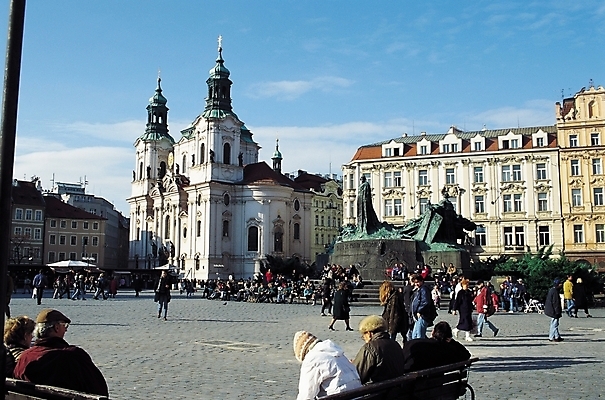포토 JPG 주간 구름 시설물 건축물 건축 여행 고건축 벤치 의자 서양건축 하늘 휴가 사람 풍경 여러명 야외 건물 도시풍경 조형물 동상 조각상 도시 보행자 군중 작품 광장 국내포토 자연요소 가구 다수 해외건축 미술 기념물 파일형식