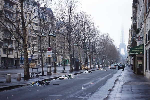 포토 JPG 주간 나무 식물 해외풍경 해외 건축물 건축 유럽 나라 도로 육상교통 교통수단 교통 가로등 벤치 의자 자동차 자연 거리 간판 풍경 사람없음 야외 건물 관광지 도시풍경 탑 프랑스 도시 표지판 지저분함 쓰레기 에펠탑 가로수 도로표지판 파리_프랑스 오물 지명 국내포토 자연요소 공공시설 길 여행 가구 교통시설 알림판 감각 생태계 파리 랜드마크 파일형식
