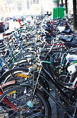 포토 JPG 주간 해외풍경 육상교통 교통수단 교통 자연 풍경 사람없음 야외 아웃포커스 도시풍경 자전거 여러대 자전거주차장 국내포토 자연요소 해외 다수 촬영기법 바이크 도시 생태계 주차장 파일형식