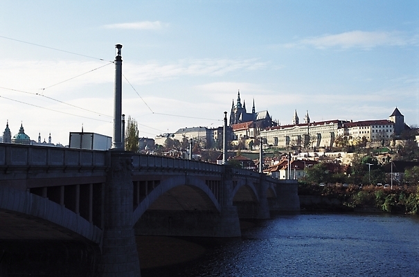 포토 JPG 주간 구름 해외풍경 건축 육상교통 교통수단 교통시설 자동차 자연 하늘 풍경 사람없음 야외 건물 강 도시풍경 트럭 도시 주택가 가교 국내포토 자연요소 해외 건축물 교통 시설 생태계 파일형식
