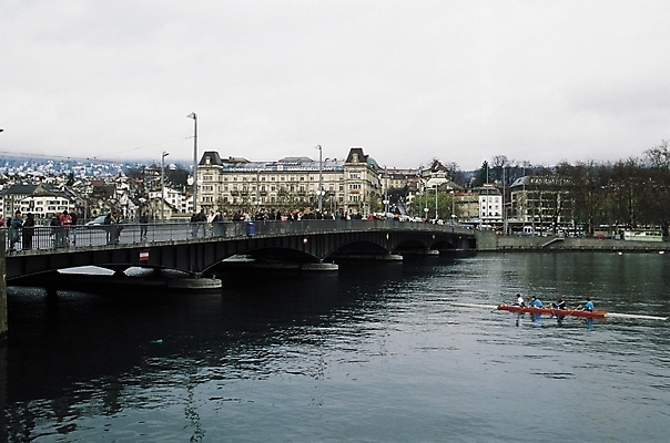 포토 JPG 주간 나무 식물 해외풍경 건축 교통수단 교통 수상교통 가로등 교통시설 자연 사람 풍경 여러명 야외 건물 강 도시풍경 도시 보트 보행자 군중 구경 조정 조정경기 가교 선박 국내포토 자연요소 해외 건축물 공공시설 다수 배_교통 경기 수상스포츠 시설 생태계 파일형식