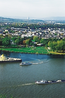 포토 JPG 주간 나무 식물 해외풍경 공원 교통수단 수상교통 자연 풍경 사람없음 야외 건물 강 하이앵글 도시풍경 도시 유람선 주택가 선박 국내포토 자연요소 해외 건축물 공공시설 뷰포인트 교통 배_교통 생태계 파일형식