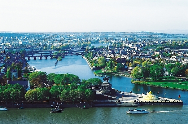 포토 JPG 주간 나무 식물 해외풍경 공원 교통수단 수상교통 자연 풍경 사람없음 야외 건물 강 하이앵글 도시풍경 조형물 조각상 도시 유람선 광장 가교 선박 국내포토 자연요소 해외 건축물 공공시설 뷰포인트 교통 배_교통 미술 생태계 파일형식