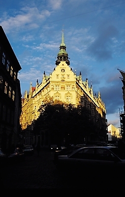 포토 JPG 주간 나무 식물 구름 해외풍경 시설물 건축 도로 육상교통 교통수단 여행 교통 고건축 서양건축 자동차 하늘 휴가 그림자 사람없음 야외 건물 도시풍경 어둠 차도 도시 국내포토 자연요소 해외 건축물 길 해외건축 교통시설 풍경 파일형식