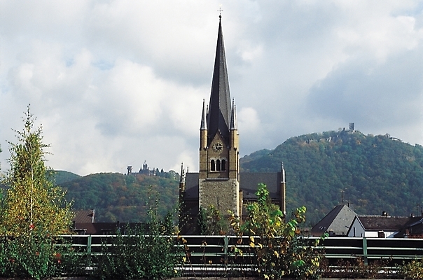 포토 JPG 주간 나무 식물 해외풍경 시설물 건축물 현대건축 건축 난간 서양건축 자연 종교시설 지붕 산 풍경 사람없음 야외 건물 울타리 도시풍경 교회 정상 시계탑 국내포토 자연요소 해외 종교 해외건축 종교건축 담장 탑 도시 시설 생태계 파일형식