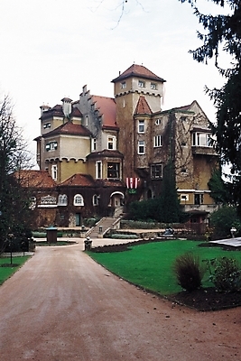 포토 JPG 주간 나무 식물 해외풍경 건축물 현대건축 건축 서양건축 자연 주택 풍경 잔디 사람없음 야외 건물 도시풍경 계단 정원 도시 주택가 국내포토 자연요소 해외 해외건축 생태계 파일형식