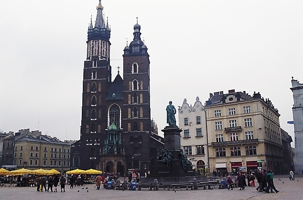 포토 JPG 주간 해외풍경 시설물 건축물 건축 여행 고건축 서양건축 휴가 사람 풍경 여러명 야외 건물 도시풍경 조형물 동상 조각상 도시 파라솔 보행자 군중 작품 광장 국내포토 자연요소 해외 다수 해외건축 미술 기념물 파일형식