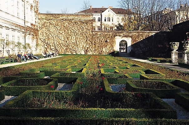 포토 JPG 주간 나무 식물 해외풍경 공원 건축 꽃 벤치 의자 자연 휴식 그림자 사람 풍경 여러명 야외 건물 담장 도시풍경 정원 도시 담쟁이덩굴 그늘 조경 미로 휴식처 국내포토 자연요소 해외 건축물 공공시설 가구 다수 컨셉 덩굴 생태계 파일형식