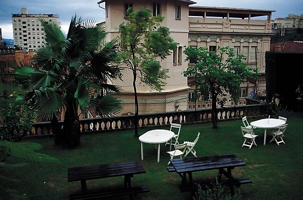 포토 JPG 주간 나무 식물 해외풍경 공원 건축 벤치 의자 난간 자연 탁자 풍경 빌딩 사람없음 야외 건물 도시풍경 야자수 정원 발코니 도시 옥상 열대식물 휴식처 국내포토 자연요소 해외 건축물 공공시설 가구 휴식 생태계 파일형식