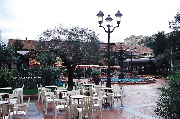 포토 JPG 주간 나무 식물 해외풍경 공원 건축 가로등 벤치 의자 자연 탁자 풍경 여러명 야외 건물 도시풍경 상점 분수 분수대 광장 휴식처 분수_분수대 국내포토 자연요소 해외 건축물 공공시설 가구 다수 휴식 사람 도시 생태계 파일형식