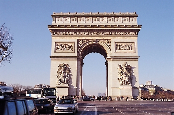 포토 JPG 주간 식물 해외 시설물 건축물 건축 유럽 나라 도로 육상교통 교통수단 여행 교통 고건축 가로등 자동차 유럽건축 휴가 버스 대중교통 사람 여러명 야외 건물 관광지 도시풍경 차도 프랑스 아치 광장 여러대 개선문 파리_프랑스 지명 국내포토 자연요소 공공시설 길 다수 서양건축 교통시설 풍경 도시 파일형식