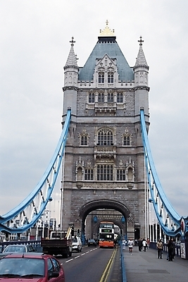 포토 JPG 주간 시설물 현대건축 건축 도로 육상교통 교통수단 여행 교통 교통시설 승용차 자동차 휴가 버스 대중교통 사람 여러명 야외 도시풍경 차도 트럭 아치 여러대 이층버스 가교 차선_도로 국내포토 자연요소 건축물 길 다수 풍경 도시 시설 파일형식