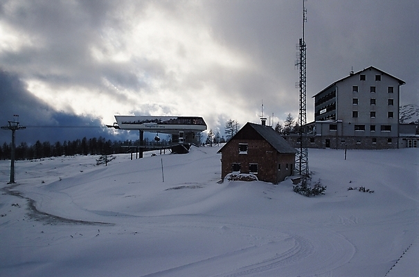포토 JPG 주간 나무 식물 구름 시설물 건축물 계절 현대건축 건축 교통수단 설경 겨울 자연 하늘 주택 풍경 사람없음 야외 건물 도시풍경 눈 도시 전철 주택가 철탑 국내포토 자연요소 육상교통 교통 날씨 대중교통 탑 생태계 파일형식