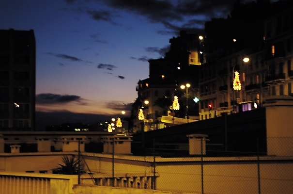 포토 JPG 구름 해외풍경 야경 가로등 자연 하늘 주택 사람없음 야외 건물 빛 도시풍경 어둠 도시 저녁 주택가 국내포토 자연요소 해외 건축물 공공시설 풍경 야간 생태계 파일형식 풍경_경치