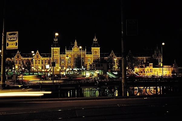 포토 JPG 해외풍경 건축물 건축 호수 육상교통 교통수단 야경 가로등 자연 호텔 사람없음 야외 건물 빛 강 도시풍경 자전거 어둠 도시 저녁 국내포토 해외 공공시설 교통 숙소 풍경 바이크 야간 생태계 파일형식 풍경_경치