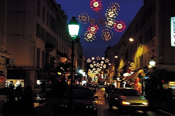 포토 JPG 해외풍경 건축 별 도로 육상교통 교통수단 교통 야경 가로등 자동차 자연 조명 폭죽 불꽃놀이 여러명 야외 건물 빛 도시풍경 상점 축제 어둠 차도 도시 보행자 저녁 소프트포커스 국내포토 자연요소 해외 건축물 공공시설 길 다수 교통시설 놀이 촬영기법 사람 풍경 야간 생태계 파일형식 풍경_경치