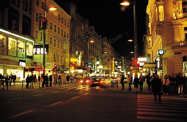 포토 JPG 해외풍경 도로 육상교통 교통수단 교통 야경 가로등 자동차 자연 사람 빌딩 여러명 야외 건물 빛 도시풍경 어둠 차도 도시 보행자 횡단보도 도심 저녁 신호등 차선_도로 국내포토 해외 건축물 공공시설 길 다수 교통시설 풍경 보행로 야간 생태계 파일형식 풍경_경치
