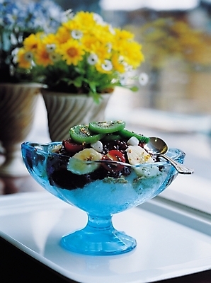 포토 JPG 식물 그릇 웰빙 꽃 화분 디저트 여름음식 쟁반 실내 사람없음 아웃포커스 장식 인테리어 숟가락 오브젝트 빙수 팥빙수 과일빙수 제철음식 국내포토 식기 디자인 음식 과일 촬영기법 수저 내부 제철 파일형식 여름_계절