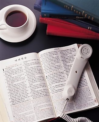 포토 JPG 기독교 종교 커피 음료 음식 종교용품 휴식 잔 기독교용품 한잔 실내 사람없음 장식 책 컵 인테리어 성경 커피잔 찻잔 전화기 유선전화기 컵받침 수화기 통화 마태복음 국내포토 1 식기 디자인 컨셉 모션 내부 받침대 파일형식