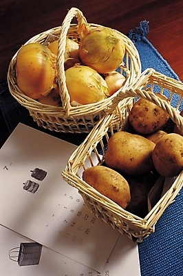 포토 JPG 웰빙 채소 식재료 탁자 양파 감자 실내 사람없음 장식 농작물 인테리어 바구니 달력 오브젝트 국내포토 디자인 가구 농업 내부 파일형식