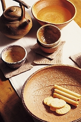 포토 JPG 전통 그릇 접시 웰빙 음식 생활용품 탁자 주전자 디저트 실내 사람없음 아웃포커스 장식 인테리어 과자 차 전통차 찻잔 다기 상차림 찻주전자 컵받침 오브젝트 토기 다과 다과상 식기그릇 국내포토 식기 디자인 음료 가구 주방용품 잔 촬영기법 내부 차_음료 용기_그릇 다도 받침대 파일형식