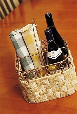 포토 JPG 웰빙 생활용품 탁자 주류 실내 사람없음 아웃포커스 장식 인테리어 바구니 와인 샴페인 와인병 오브젝트 냅킨 국내포토 디자인 음료 가구 병_용기 촬영기법 내부 파일형식