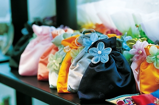 포토 JPG 한국문화 한국전통 잡화 장신구 새해 복주머니 전통소품 실내 사람없음 아웃포커스 장식 인테리어 주머니 전통의상 한복 오브젝트 향주머니 국내포토 동양문화 전통 디자인 한국 촬영기법 내부 파일형식